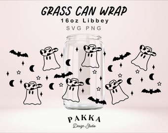 Puede incluir: Diseño en blanco y negro con fantasmas que llevan sombreros de vaquero, murciélagos, estrellas y medias lunas. El diseño está pensado para ser utilizado como envoltorio para una lata de vidrio de 473 ml. El texto "GRASS CAN WRAP 16oz Libbey SVG PNG" está en la parte superior de la imagen. El texto "PAKKA Design Studio" está en la parte inferior de la imagen.