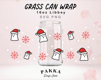 Könnte beinhalten: Ein klarer Glas-Getränkedosen-Überzug aus 473 ml Libbey mit einem Design aus Geistern, die Weihnachtsmützen und Schneeflocken tragen. Der Text "GRASS CAN WRAP" und "SVG PNG" befindet sich oben im Bild. Der Text "PAKKA Design Studio" befindet sich unten im Bild.
