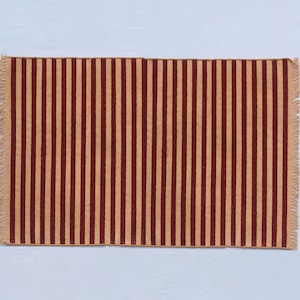 Handgewebter Traditioneller Teppich in mehreren Größen - Dunkelrote und goldene gelbe Streifen Handgewebter geometrischer Hochwertiger Flachgewebeteppich aus Baumwolle