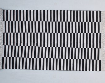 Handgewebter traditioneller Teppich in mehreren Größen - Schwarz-weißer handgewebter Geometrischer Hochwertiger Baumwollflachgewebeteppich