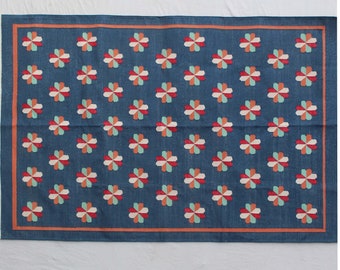 Alfombra azul con diseño floral, hecha a mano en varios tamaños. Tejido plano de algodón de alta calidad.