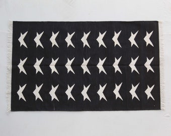 Mehrere Größen Handgefertigter Teppich im Schwarzweiß-Sterndesign - Handgewebter, hochwertiger, waschbarer Baumwoll-Flachgewebeteppich