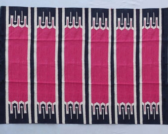 Alfombra hecha a mano en varios tamaños, rosa, blanco y negro. Tejido plano de algodón de alta calidad.