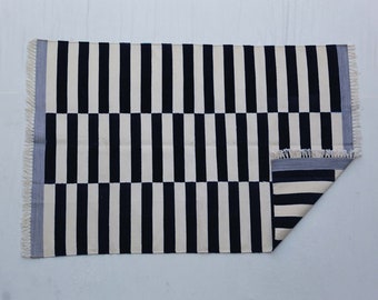 Handgewebter traditioneller Teppich in mehreren Größen - Schwarz-weißer handgewebter Geometrischer Hochwertiger Baumwollflachgewebeteppich