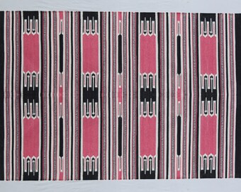 Alfombra hecha a mano en varios tamaños, rosa, blanco y negro. Tejido plano de algodón de alta calidad.