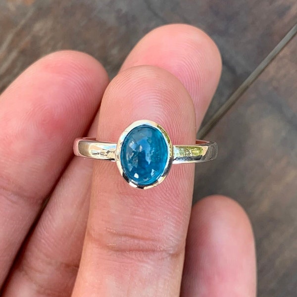 Bague apatite, bague apatite néon, cabochon ovale, bague délicate, apatite bleu néon foncé, couleur des Caraïbes, look minimaliste, anneau fin.