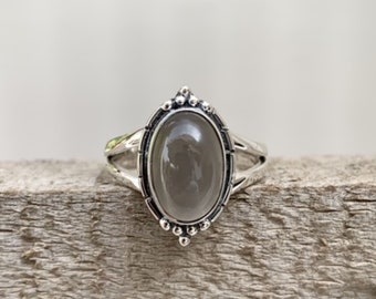 Handgemachter Grauer Mondstein Sterling Silber Ring: Boho Statement Schmuck