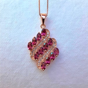 Natürlicher Pink Malaya Granat Anhänger in 18K Rose Gold über Sterling Silber mit Kette | Facettierte Heilung Kristall Geschenk Schmuck