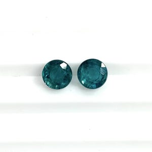 Par de piedras preciosas de grandidierita: piedras redondas facetadas de color azul verdoso (6,00 mm, 2,08 TCW)