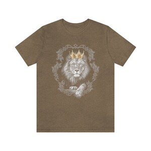 Löwe König T-Shirt, Krone Shirt, König Shirt für ihn, schwarz-weißer Löwe mit Krone Shirt Heather Olive