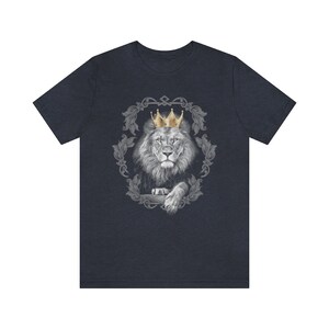 Löwe König T-Shirt, Krone Shirt, König Shirt für ihn, schwarz-weißer Löwe mit Krone Shirt Heather Navy