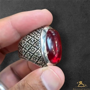 Anel com Rubi Cabochão Grande Criado em Laboratório, Prata de Lei 925, Anel Artesanal com Rubi Oval Cor Sangue de Pombo para Homens