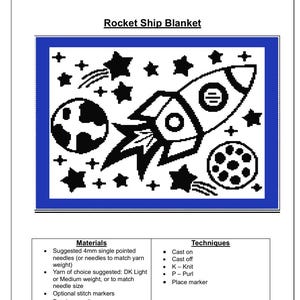Könnte beinhalten: Ein schwarz-weißes Raketenschiff-Deckendesign mit Sternen, Planeten und dem Text "Rocket Ship Blanket". Das Design umfasst eine Rakete, Planeten, Sterne und Sternschnuppen. Das Deckendesign ist in einem blauen Rahmen eingefasst.