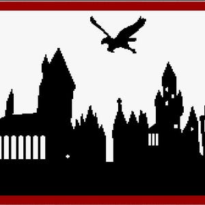 Könnte beinhalten: Schwarze Silhouette von Hogwarts Schloss mit einem fliegenden Vogel am Himmel. Das Schloss hat viele Türme und Fenster. Der Vogel fliegt nach rechts im Bild.