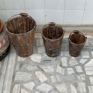 Antike Holzeimerform mit Griff / Wohnkultur / Indische Handwerksmöbel / Rustikaler Holzpflanzer / Beunruhigtes weißes Finish / 3er Set