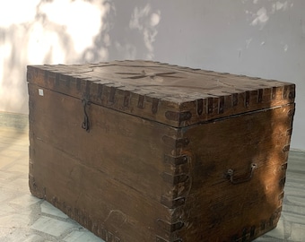 Caja de almacenamiento vintage de madera tallada: baúl indio