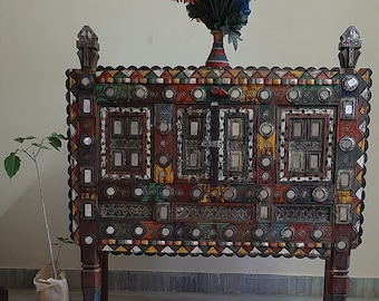 Caja Damchiya antigua decorada: consola de madera tallada a mano, baúl de mantas