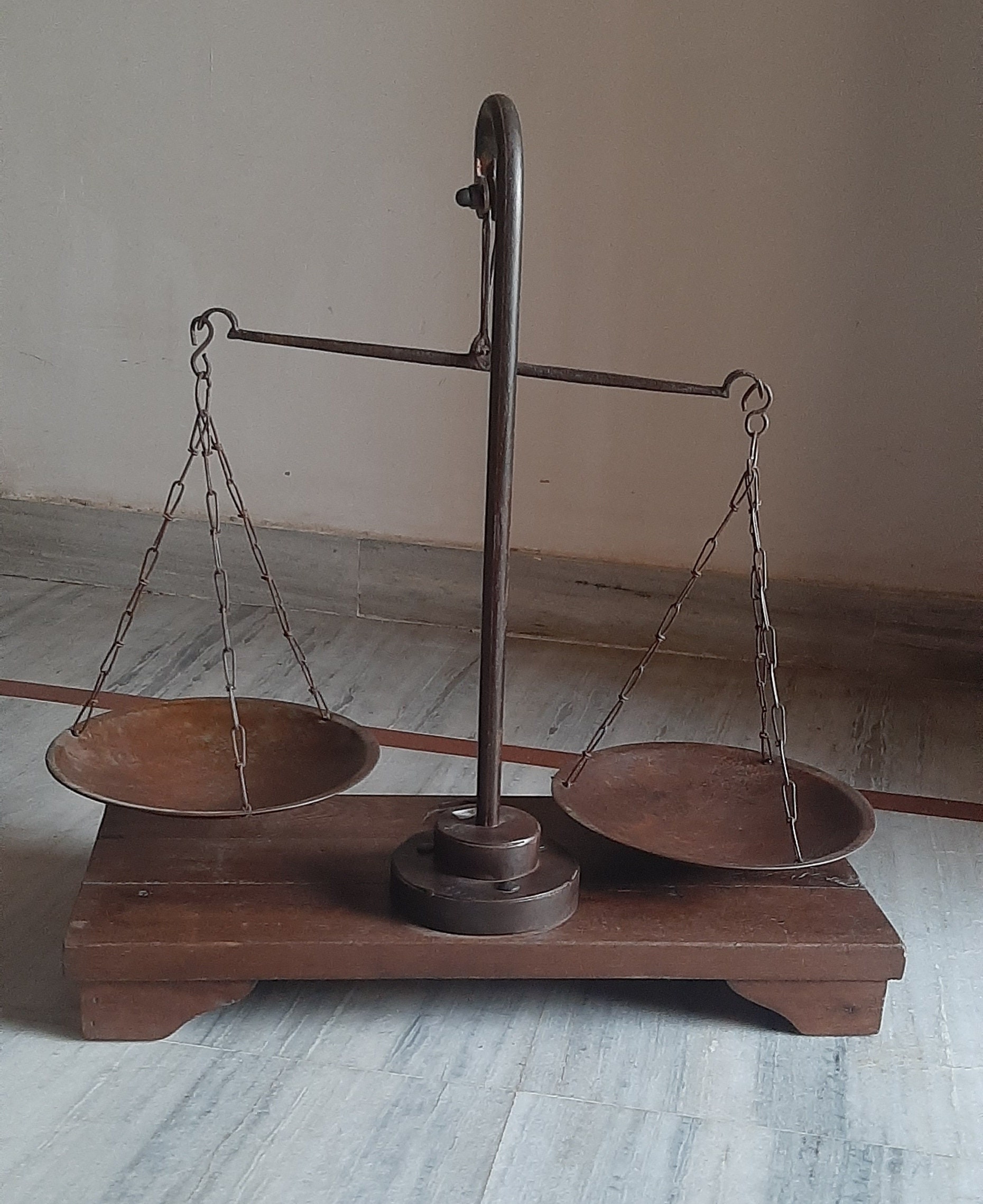 Old Indian Weight Balance Scale/antique Weighing Scale Balance/iron Metal  Kitchen Measuring Scale/iron Tarazu on Wooden Stand/home Decor 