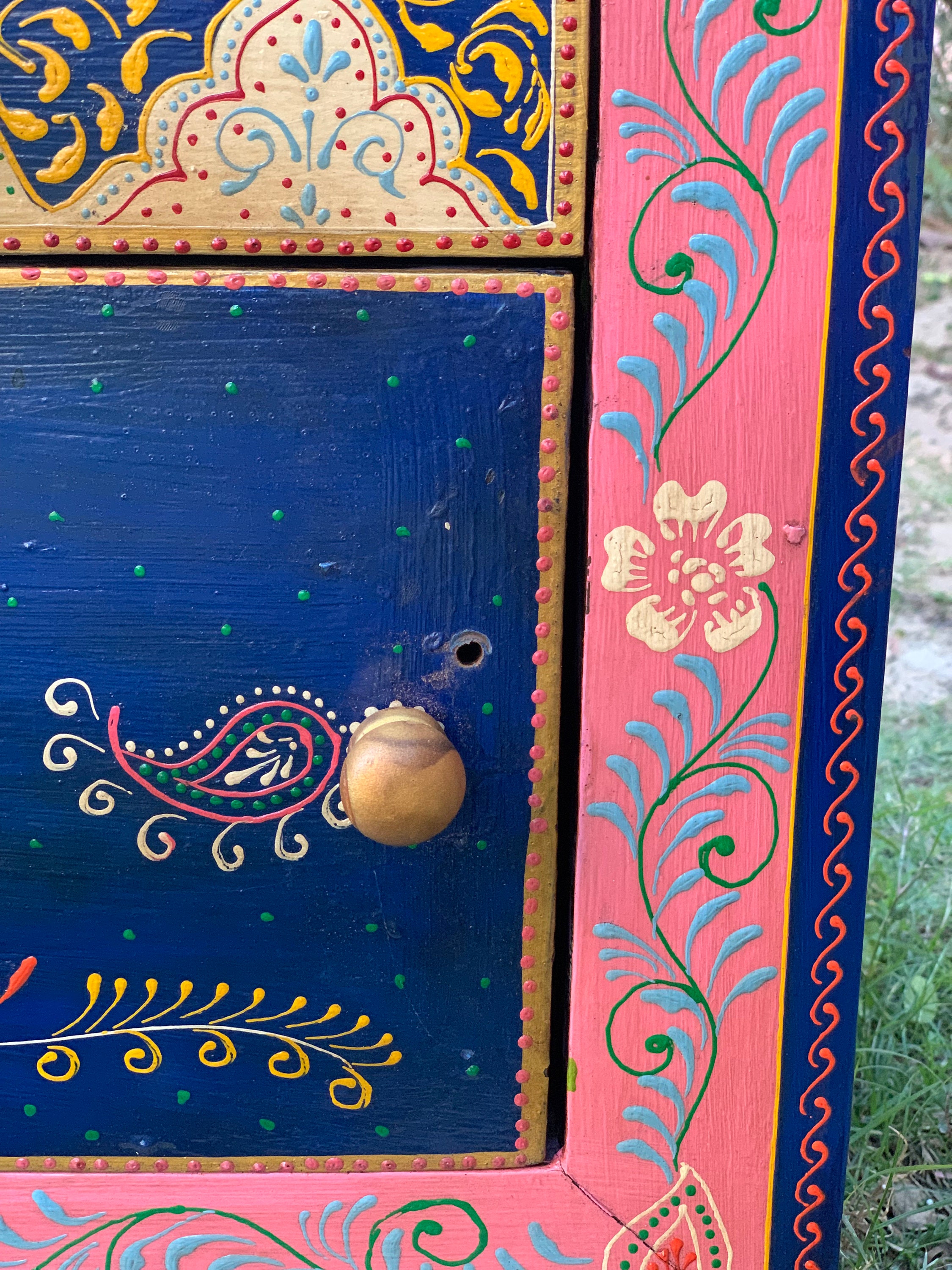 手彫りのインド製木製キャビネット：アンティークな花柄の収納ユニット