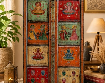 Puede incluir: Un armario rectangular de madera con dos puertas, cada una con seis paneles pintados a mano. Los paneles muestran figuras, deidades y rostros coloridos en tonos rojos, verdes, azules y amarillos. El marco es naranja con tachuelas de metal.