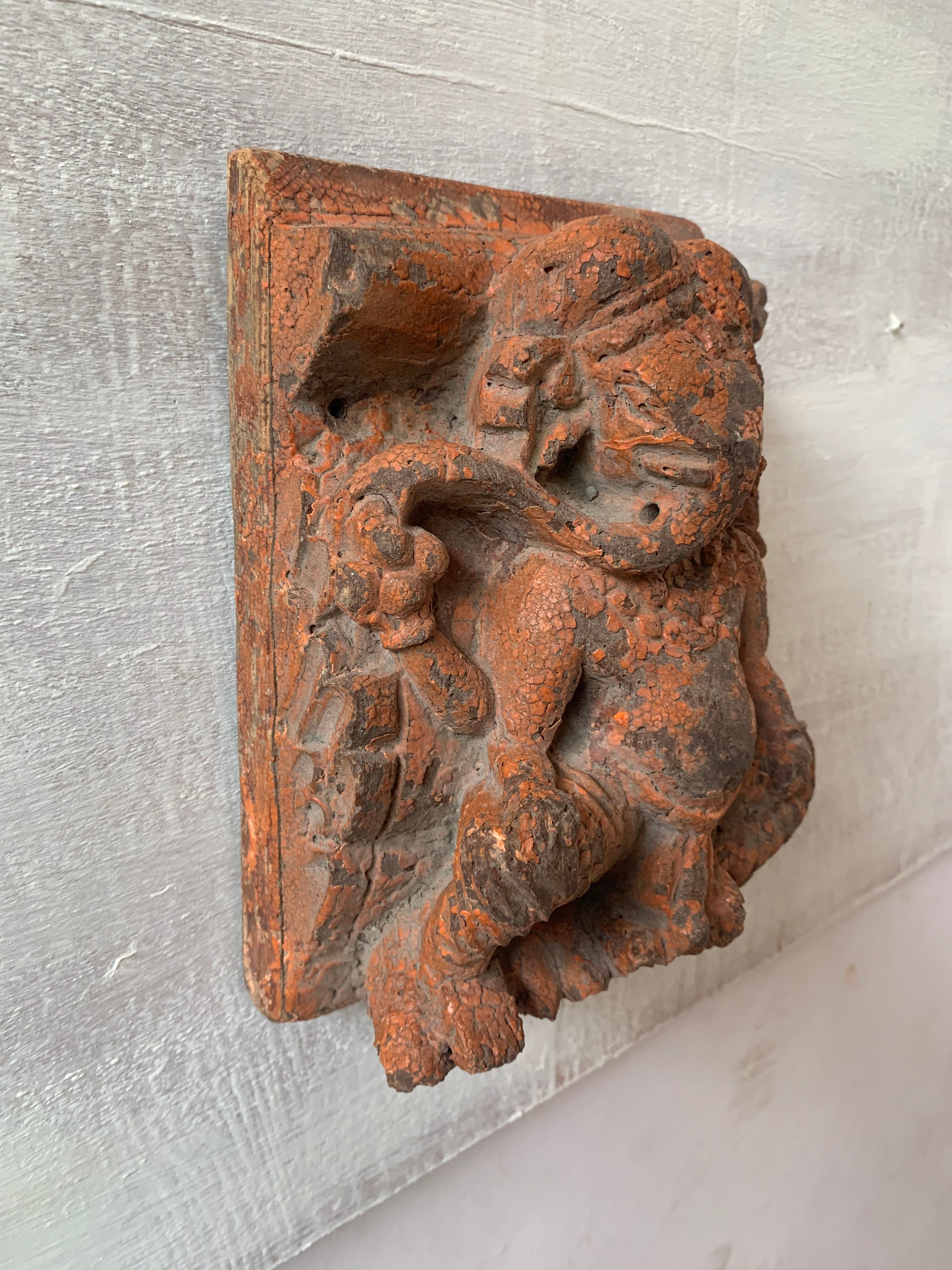 アンティークの手彫り木製ガネーシャ像：ヒンドゥー教の宗教的な壁掛け