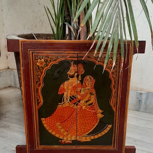 Antikes hölzernes gemaltes / Fenster majestätisches Königspaar / hängender indischer Jharokha Rahmen / schöne Handarbeit / dekorativer Holzrahmen / Rajasthani Kunst