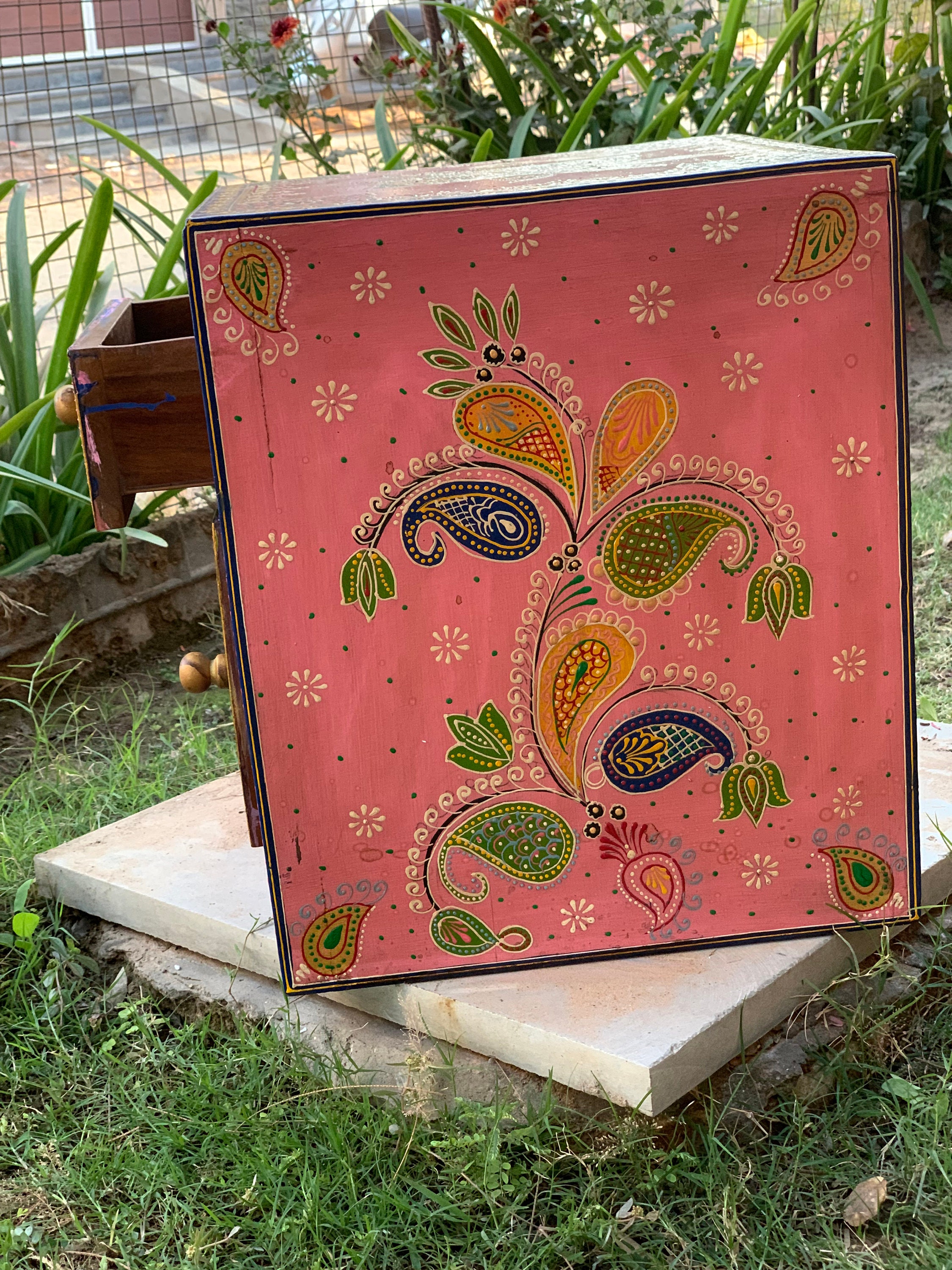 手彫りのインド製木製キャビネット：アンティークな花柄の収納ユニット