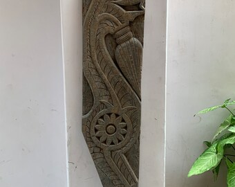 Plaque murale indienne antique en bois vieillie : panneau floral sculpté