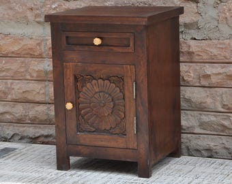 Comodino in legno di mango fatto a mano: tavolino decorativo con intaglio floreale