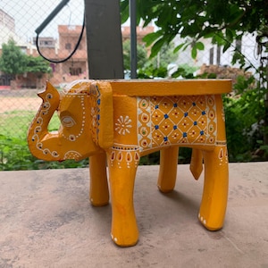 Handgefertigter Elefantenhocker, dekorativer Miniatur-Elefant, Formhocker, Wohnkultur und indische Möbel Geprägtes feines Wrok-Finish, handbemalt