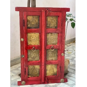 Rot bemalter Jharokha mit Messing Buddha aus Holz