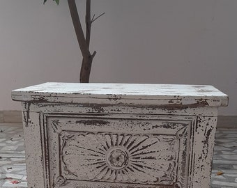 Caja de almacenamiento de madera pintada de blanco: Baúl Damchiya indio vintage