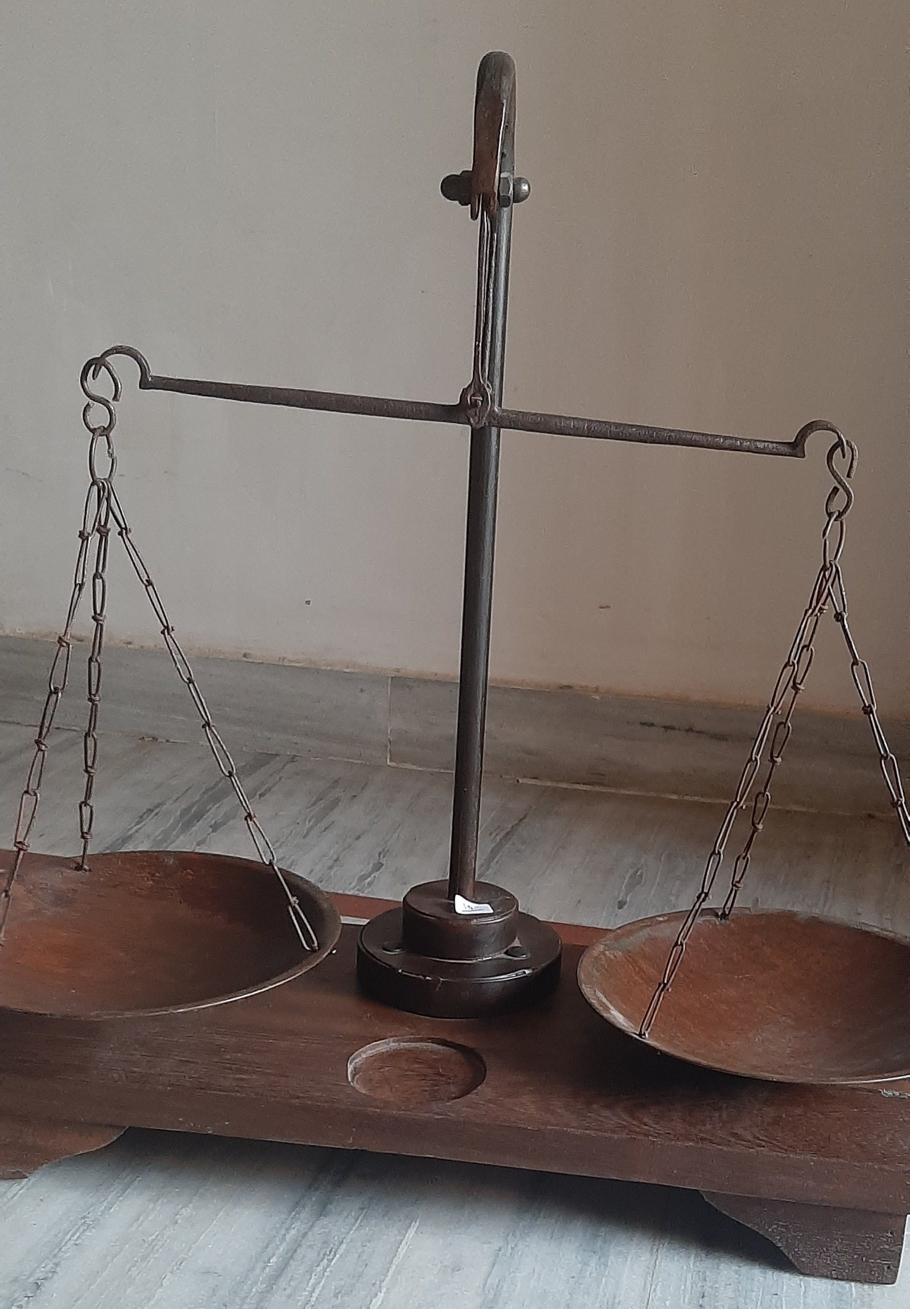 Old Indian Weight Balance Scale/antique Weighing Scale Balance/iron Metal  Kitchen Measuring Scale/iron Tarazu on Wooden Stand/home Decor 