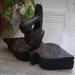 Old Wooden Bird Shaped Tikka Box/Handcrafted Carved Petal Makeup Box/Antique Spice Box/Indian Handicrafts/Brown Leaf Folk Art-Festival Gift