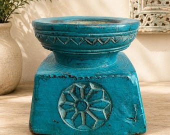 Portacandele indiano vintage in legno intagliato a mano, decorazione rustica in stile boho con piedistallo.