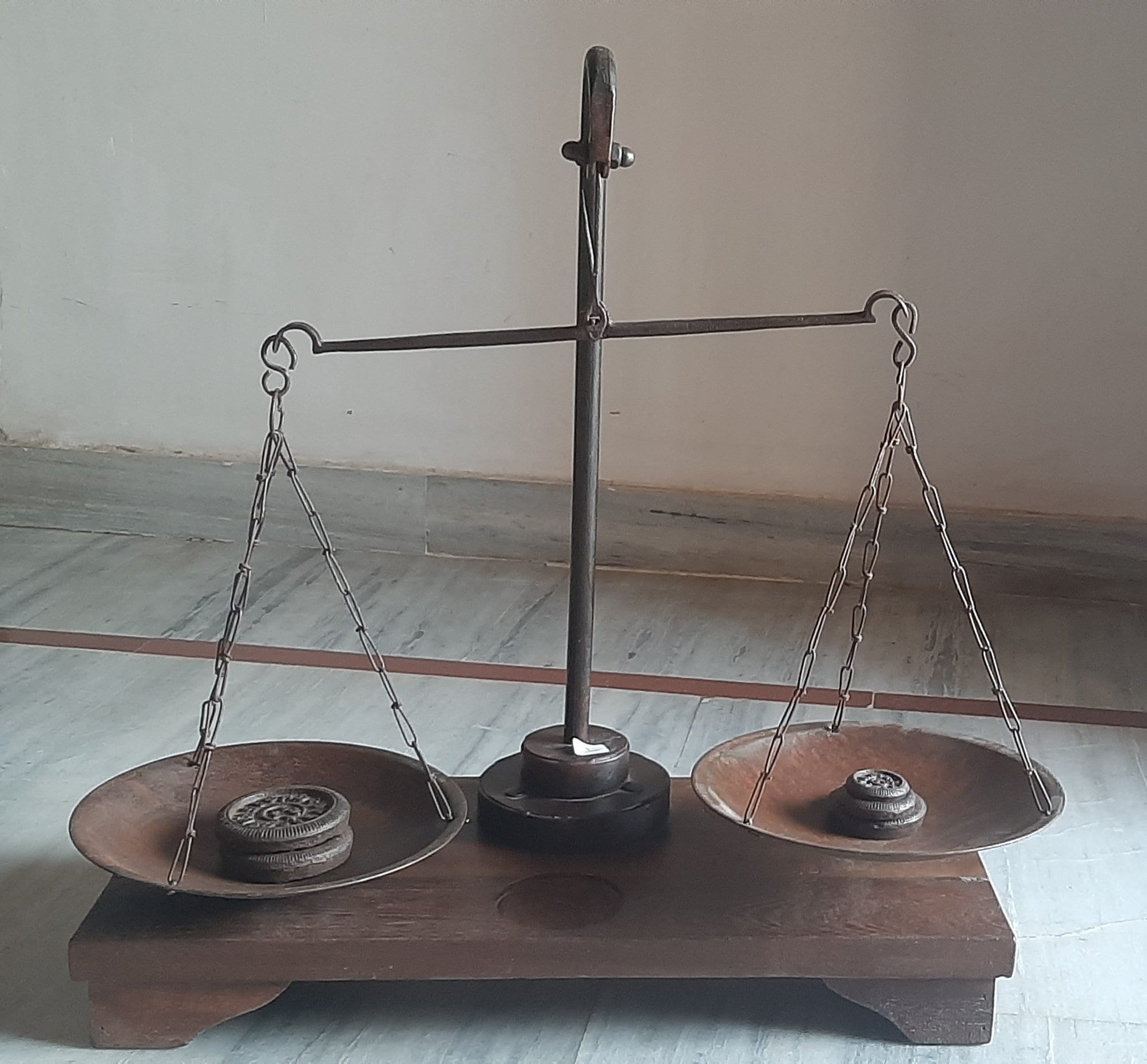 Old Indian Weight Balance Scale/antique Weighing Scale Balance/iron Metal  Kitchen Measuring Scale/iron Tarazu on Wooden Stand/home Decor -   Finland