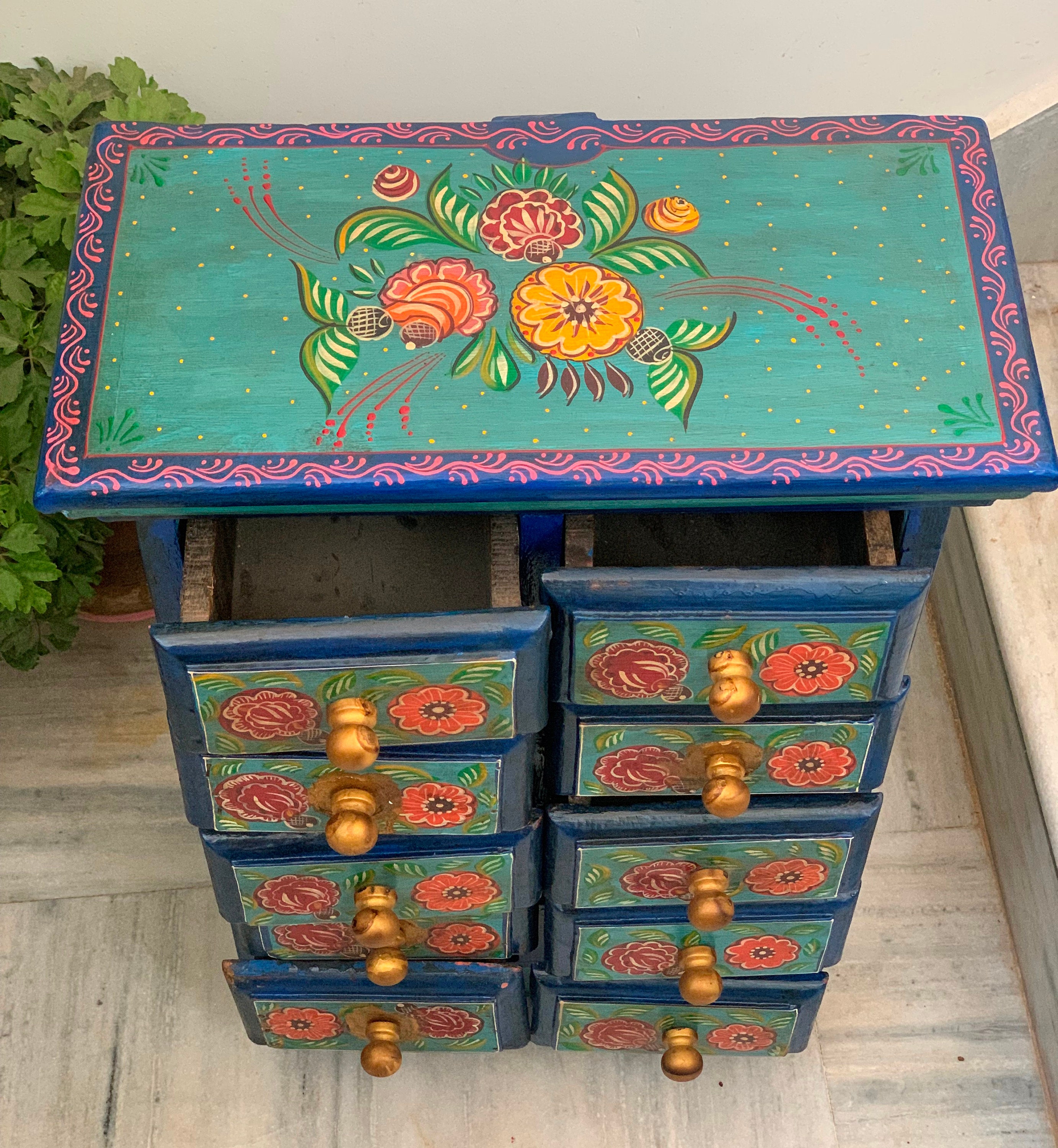 手描きの木製キャビネット：10段引き出し付きインド製収納チェスト