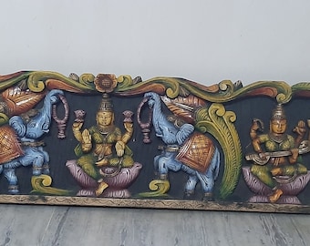 Painel vintage artesanal em madeira com as imagens de Ganesha, Laxmi e Saraswati: decoração para templos do sul da Índia.