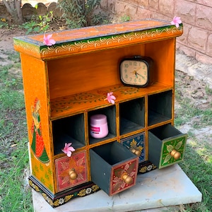 Meuble de rangement en bois peint à la main : armoire indienne antique