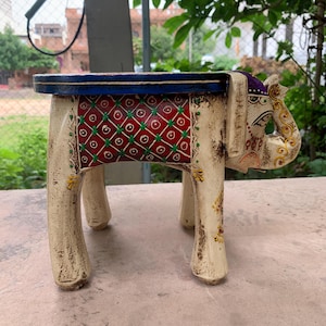 Handgefertigter Elefantenhocker, dekorativer Miniatur-Elefant, Formhocker, Wohnkultur und indische Möbel Geprägtes feines Wrok-Finish, handbemalt