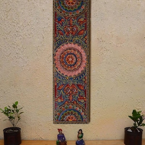 Panneau mural en bois peint à la main avec un design ethnique et une finition antique/Tête de lit ethnique/Crochet de porte sculpté à fleurs/Plaque décorative suspendue