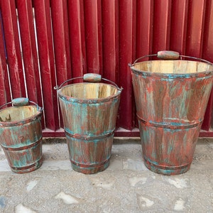 Antike hölzerne Eimerform mit Griff / Wohnkultur / indische Handwerksmöbel / rustikaler hölzerner Übertopf / beunruhigtes Ende / Set von 3 Stück