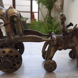 アンティークの古い真鍮の手彫りの馬乗りの馬車/手作りの馬車インドの手工芸品/家の装飾テーブルの装飾/ホテルの機能的な彫像