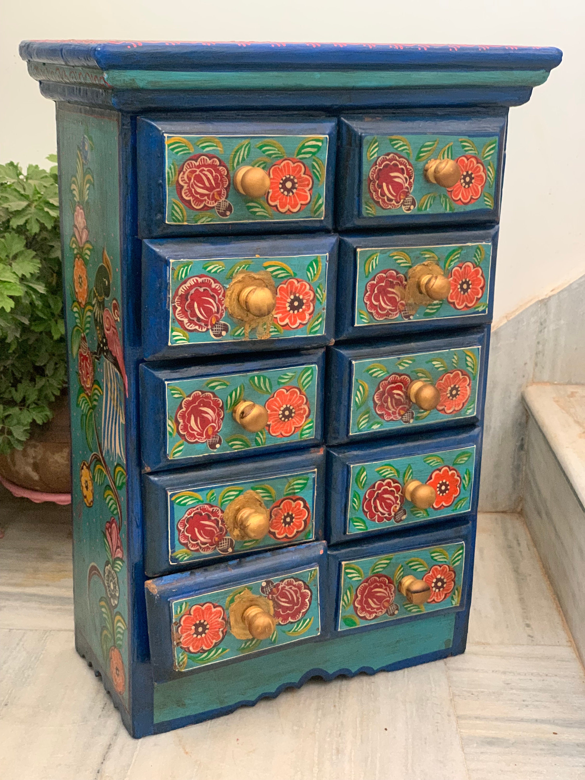 手描きの木製キャビネット：10段引き出し付きインド製収納チェスト
