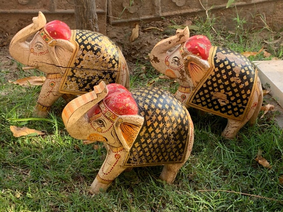 手彫りの木製象の置物：インドの民芸品 3体セット - Etsy 日本