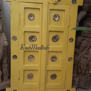 Vintage Style Gelbes Fenster aus Holz aus Holz mit Messing Blumen - Indisches Dekor