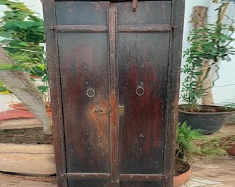 Antiker indischer Jharokha Spiegel: Mit Eisen bestückter Fensterrahmen aus Holz