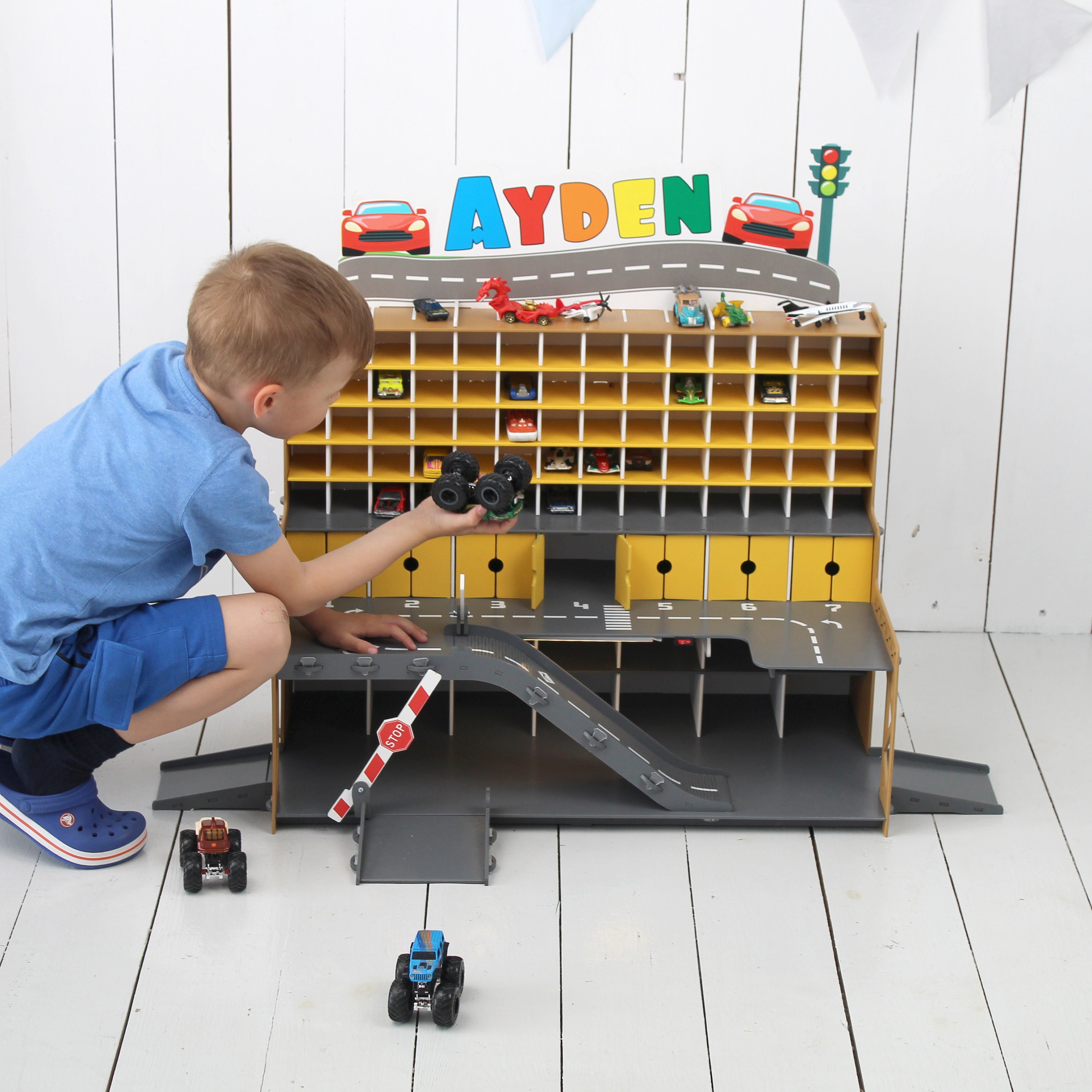 Rangement de voitures jouets tracteur étagère de camion de garrage en bois  -  France