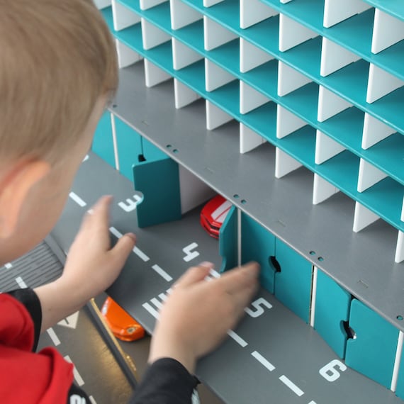 Garage pour jouets en bois fait main avec portes, rampes et portails Cadeau  parfait pour les tout-petits garçons âgés de 3 à 5 ans Respectueux de  l'environnement et durable -  France