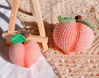 MÖNSTER: Virkmönster för Amigurumi med frukt och persika, handledning till nyckelrings- och väskeprydnad med amerikansk terminologi.